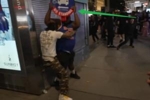 🔥警察围观！纽约街头肉搏血战 &ldquo;唐斯&rdquo;一挑N举站牌猛砸头部