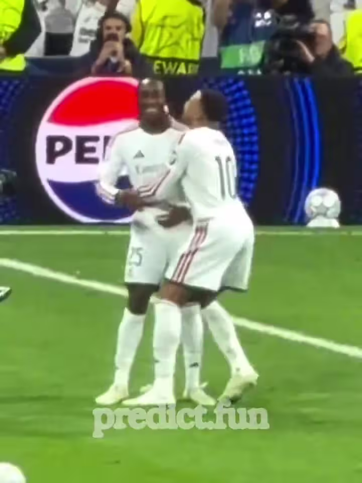 老大哥的宠爱！实拍迪奥曼德破门后，姆巴佩直接将他腾空抱起！